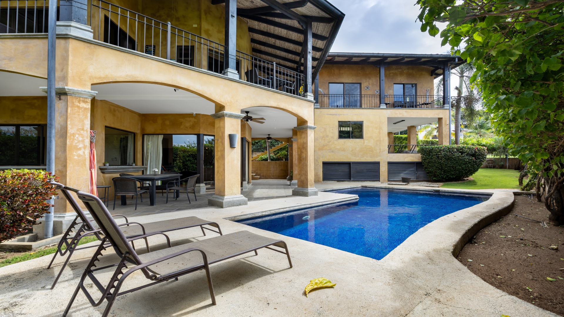 CASA DE VIDA, MEDITERRANEAN-STYLE VILLA WITH POOL AND GUEST HOUSE IN ALTOS DE FLAMINGO