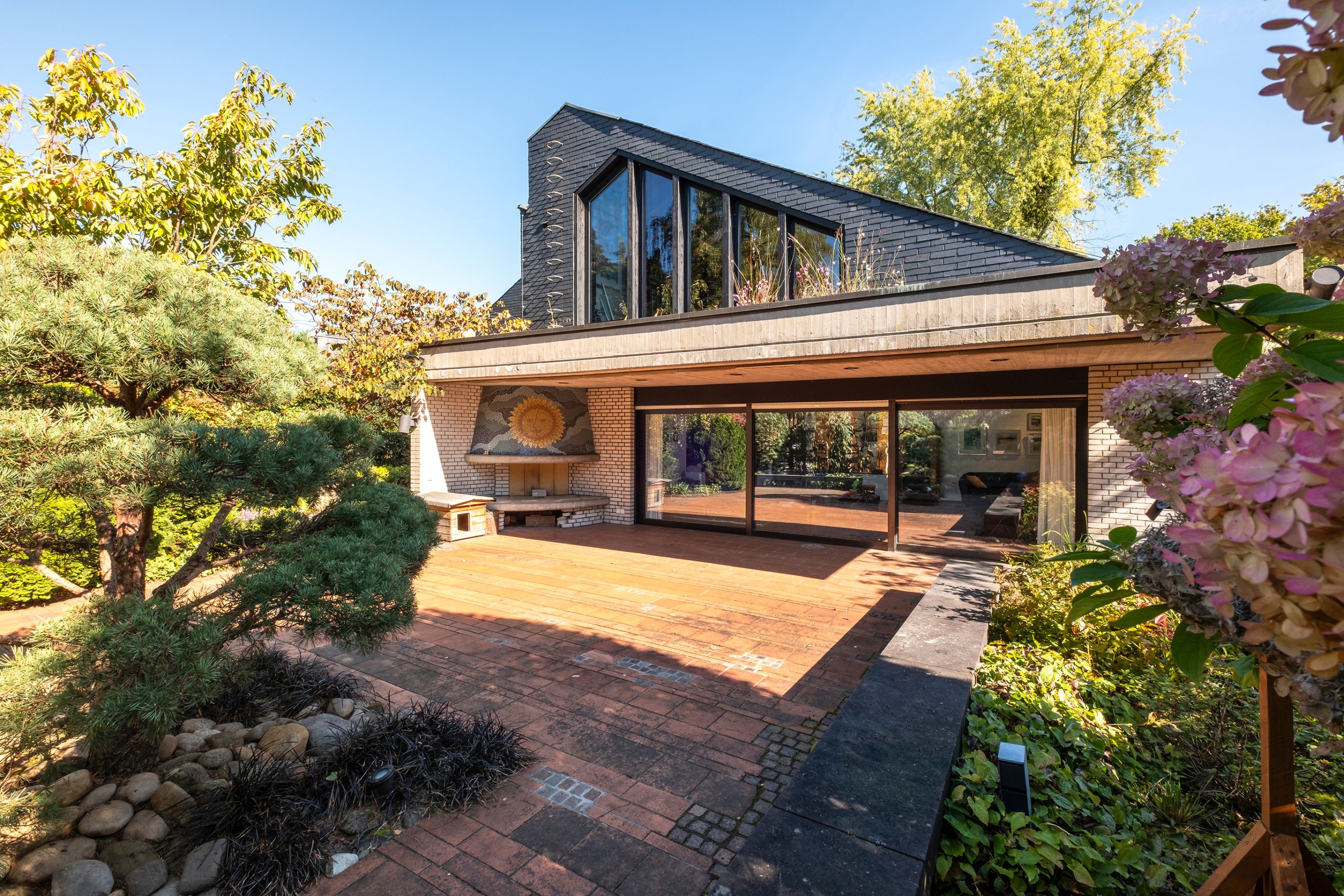 SPACIOUS ARCHITECT-DESIGNED HOUSE IN A PRIME LOCATION